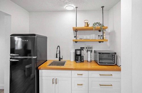 Lake Cowichan Hotel | Stunning Riverside Suite | Kitchenette, Firepit