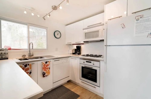 Frontenac Cottage | Stunning Upper Apartment in Cottage Rental on a Lake Resort near Kingston, Ontario
