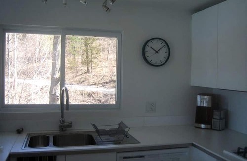 Frontenac Cottage | Stunning Upper Apartment in Cottage Rental on a Lake Resort near Kingston, Ontario