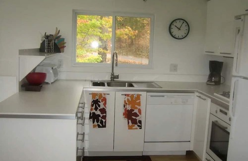 Frontenac Cottage | Stunning Upper Apartment in Cottage Rental on a Lake Resort near Kingston, Ontario