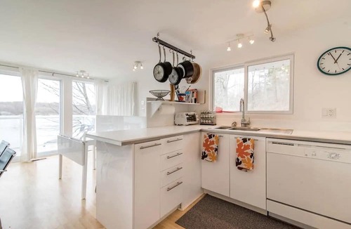 Frontenac Cottage | Stunning Upper Apartment in Cottage Rental on a Lake Resort near Kingston, Ontario