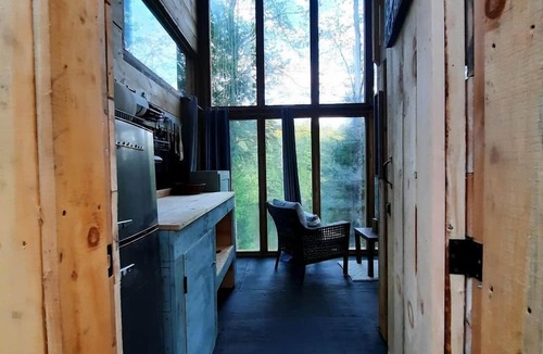North Frontenac Cabin | Stunning Waterfront Glass Cabin Perfect for a Romantic Getaway in Ontario