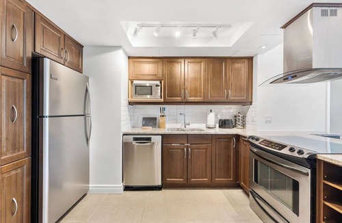 Downtown Vancouver Condo | Stylish 2BR Condo in Heart of Downtown with free parking