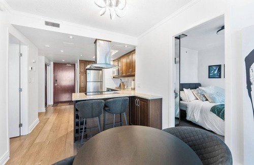 Downtown Vancouver Condo | Stylish 2BR Condo in Heart of Downtown with free parking