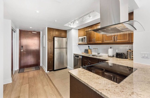 Downtown Vancouver Condo | Stylish 2BR Condo in Heart of Downtown with free parking