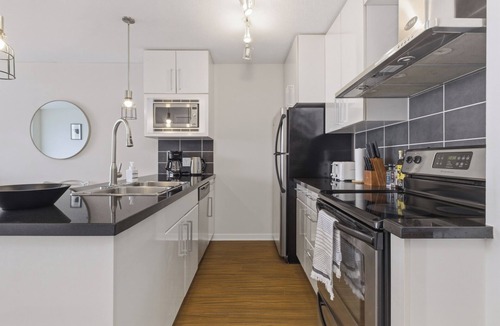 Central Apartment | Stylish 3BR Downtown Vancouver Condo with Pool & Gym