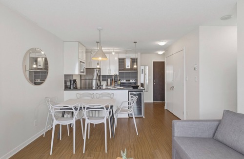 Central Apartment | Stylish 3BR Downtown Vancouver Condo with Pool & Gym