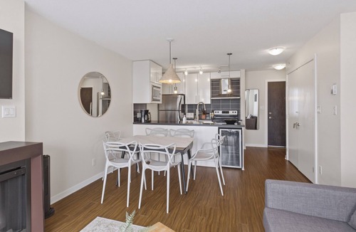 Central Apartment | Stylish 3BR Downtown Vancouver Condo with Pool & Gym