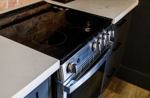 Collingwood Condo | Stylish Industrial 1BR Above DT Collingwood Bakery