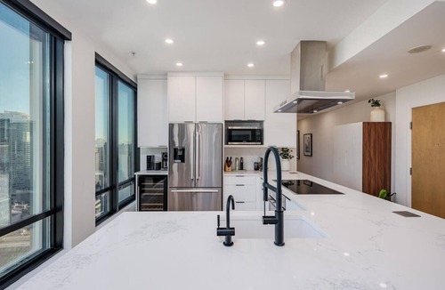 Downtown Vancouver Apartment | Stylish, Perfect Location Penthouse! AC & 3 BR!