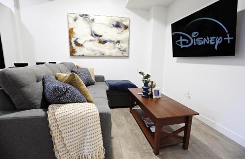 Northwest Edmonton House | Stylish Retreat with King Bed Long Stays WEM Disney