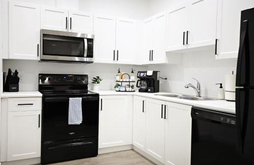 Northwest Edmonton House | Stylish Retreat with King Bed Long Stays WEM Disney