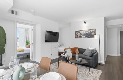 Bloor-Yorkville Apartment | Stylish Yorkville 1BR Den Condo Sleeps 5