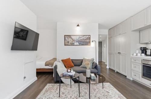 Bloor-Yorkville Apartment | Stylish Yorkville 1BR Den Condo Sleeps 5