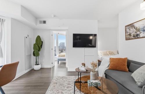 Bloor-Yorkville Apartment | Stylish Yorkville 1BR Den Condo Sleeps 5