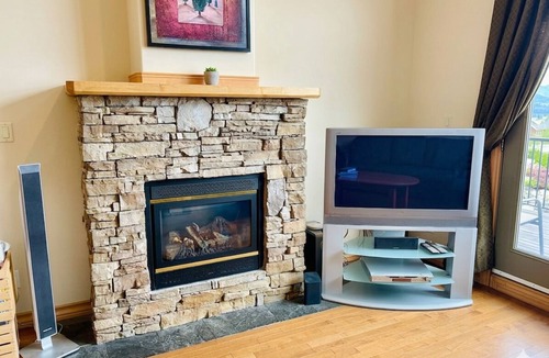 East Kootenay Condo | SullivanStone #18 - Central Air Conditioning - Private Hot Tub - Ski-in/Ski-out - Full Kitchen - Heated Garage - Baby Gear Available for Free.