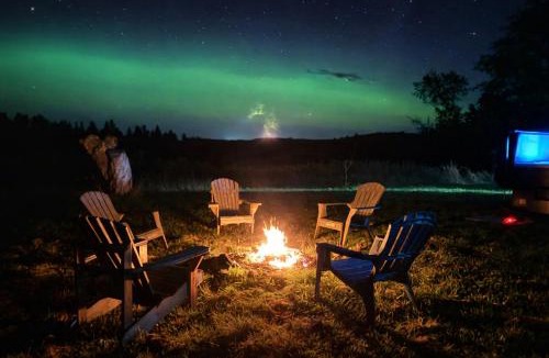 Cramahe House | Summer Farmhouse-Hottub, Stargazing, BBQ-Sleeps 8