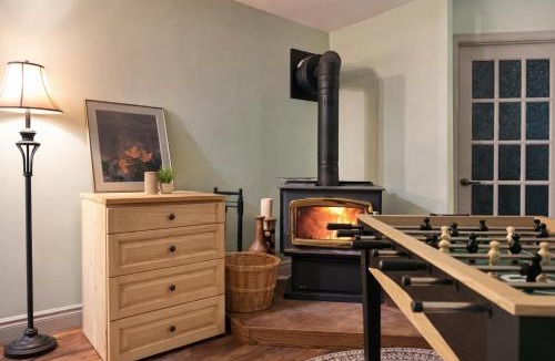 Cramahe House | Summer Farmhouse-Hottub, Stargazing, BBQ-Sleeps 8
