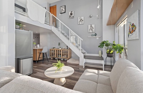 Downtown Vancouver Condo | Sun-Drenched Downtown Loft - Views of Skyline
