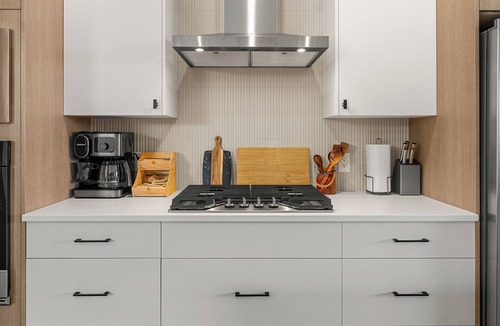 Evanston House | Sunlit Slate, 3BR+Bonus+XBOX+BBQ with Modern Design + Private Deck