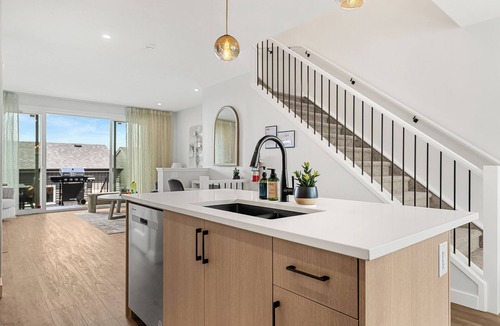 Evanston House | Sunlit Slate, 3BR+Bonus+XBOX+BBQ with Modern Design + Private Deck