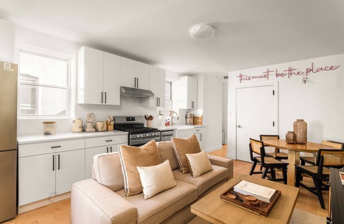 Williamsburg Apartment | Sunny 3-BR w/AC near Newtown Creek Nature Walk — East Williamsburg Gem