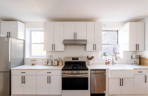 Williamsburg Apartment | Sunny 3-BR w/AC near Newtown Creek Nature Walk — East Williamsburg Gem