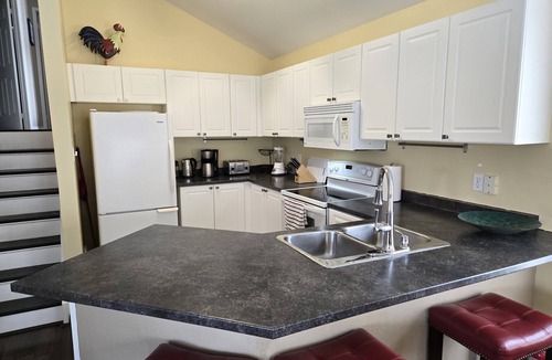 Collingwood House | Sunny detached house across street from Lake & Marina. Golf 1km. 2Bed/2Bath.