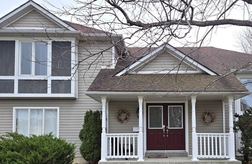 Collingwood House | Sunny detached house across street from Lake & Marina. Golf 1km. 2Bed/2Bath.