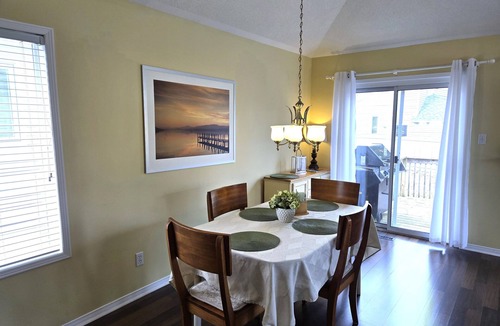 Collingwood House | Sunny detached house across street from Lake & Marina. Golf 1km. 2Bed/2Bath.
