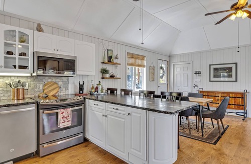Burleigh Falls Cottage | Sunrise Bay Cottage - Your Perfect Escape on Stoney Lake, 1.5 hrs from the GTA