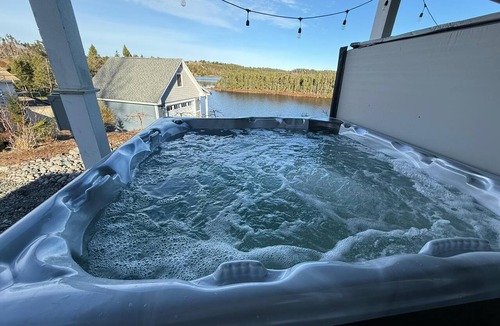 Whitbourne House | Sunset Lakehouse | Whitbourne 5BR Waterfront Stay