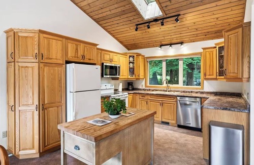 Bala Cottage | Sunset Shores Muskoka with Hot Tub