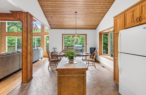 Bala Cottage | Sunset Shores Muskoka with Hot Tub