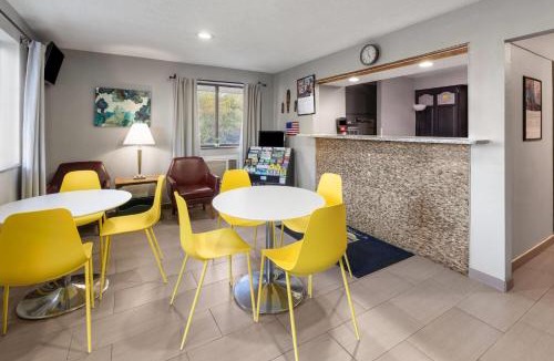 Kent Hotel | Super 8 by Wyndham Kent/Akron Area