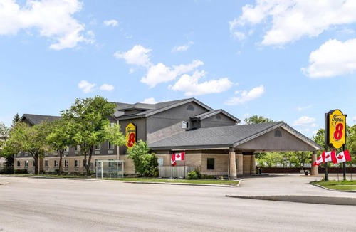 Winnipeg Hotel | Super 8 by Wyndham Winnipeg West