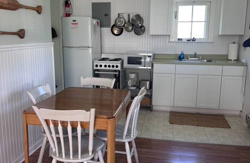 Geneva-on-the-Lake Cottage | Super Cute 2 Bedroom Lake Erie Cottage in GOTL