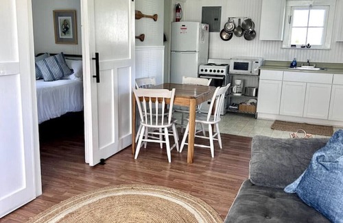Geneva-on-the-Lake Cottage | Super Cute 2 Bedroom Lake Erie Cottage in GOTL
