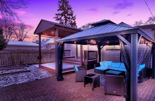 Bridgeview House | SUPER Spacious Escape w/Pool Table, Outdoor Patio, Large Kitchen & Amenities!