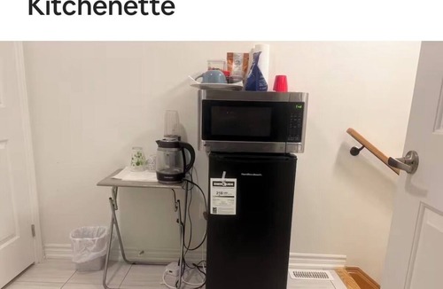 Oshawa House | t Private suite W bathroom & laundry -Oshawa . Great for out of town travellers
