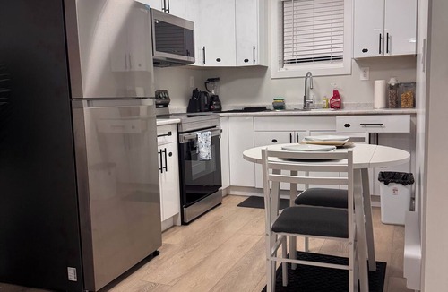 Saskatoon Apartment | Terracotta Luxury Suite- Your grounding oasis! Few minutes from the airport.