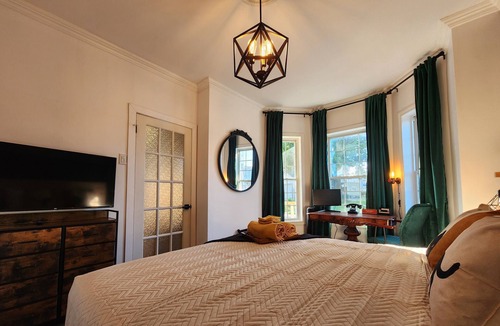 Quartier 5-4 Apartment | The Antique Cat - Jacuzzi & Parking