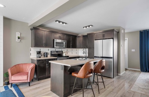 Sylvan Lake House | The Birch | 3 Bedroom Retreat | Sleeps 7 Guests! |