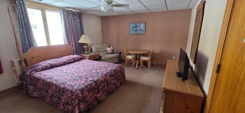 Loring Commerce Center Hotel | The Bunker Inn 2