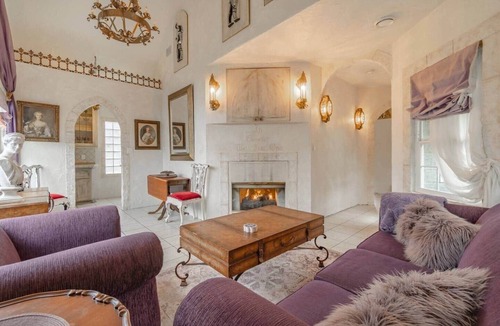 Chemainus House | The Castle Camelot Suite