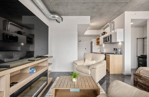 Connaught Apartment | `The Cedar` | Mins to Stampede | Patio Fire-pit