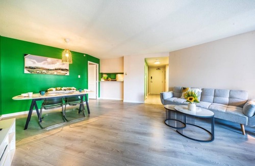 Chinatown Apartment | The City Experience, Walk to Gastown and Transit