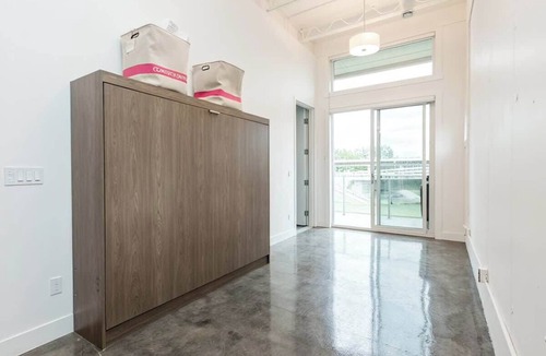 Bridgeland Apartment | The City Loft Retreat | BBQ, Sleeps 6 |