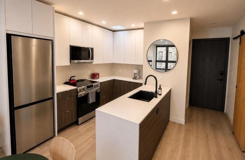 Renfrew Apartment | The Courtyard Suite
