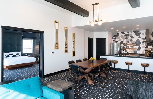 Charlevoix Hotel | The Earl